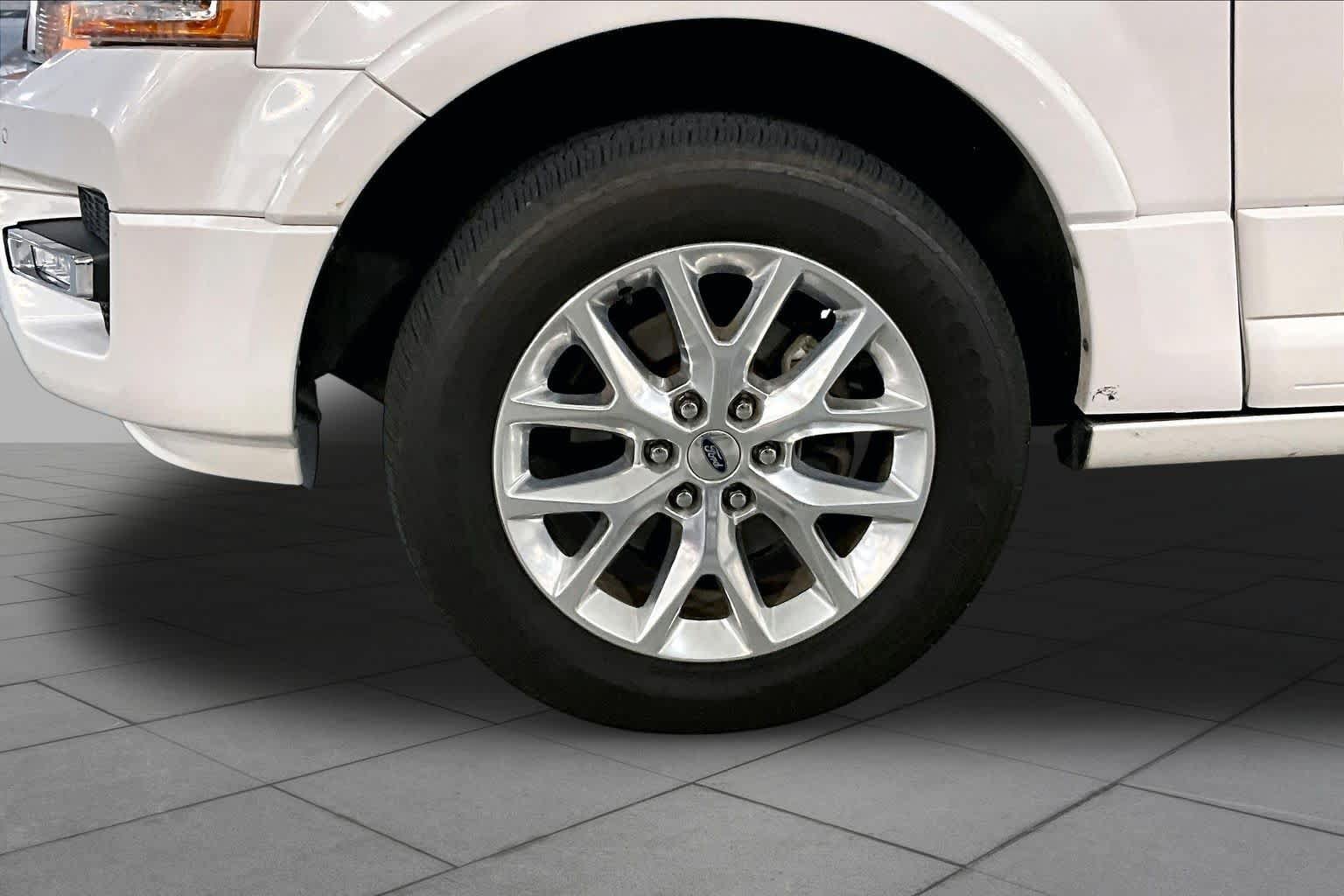 Used 2015 Ford Expedition Limited w/ Equipment Group 301A RWD image 11