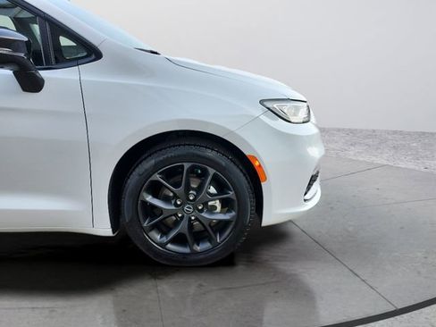 Used 2025 Chrysler Pacifica Limited image 30