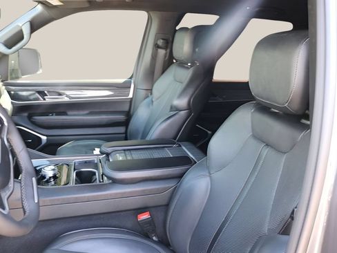 Used 2022 Jeep Wagoneer Series III w/ Flexible Seating Group RWD image 11