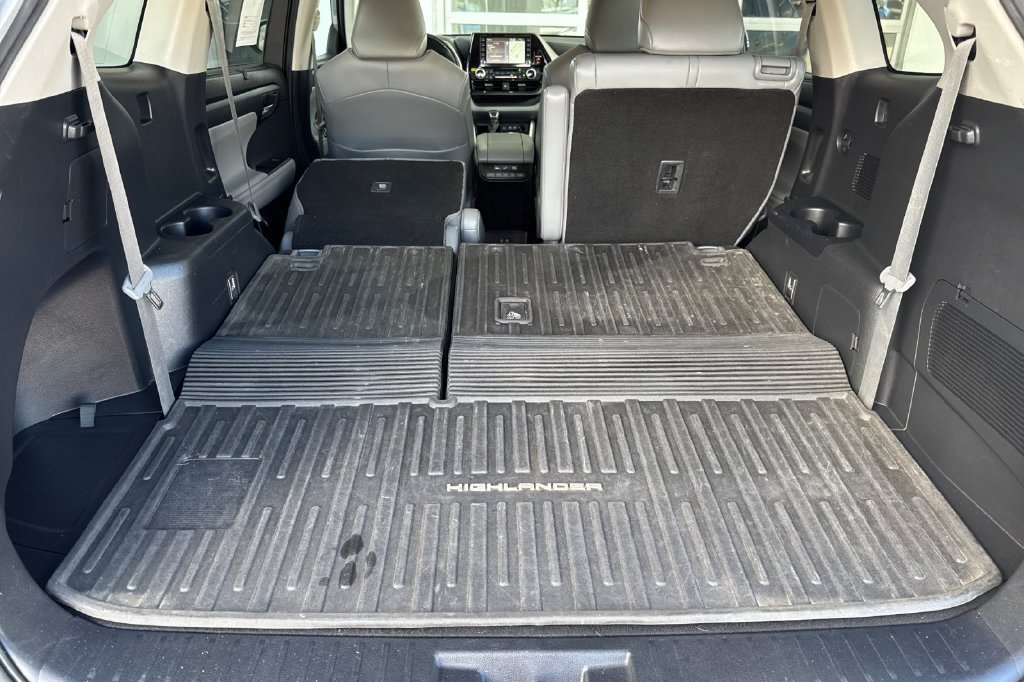 Used 2021 Toyota Highlander XLE AWD/4WD image 18