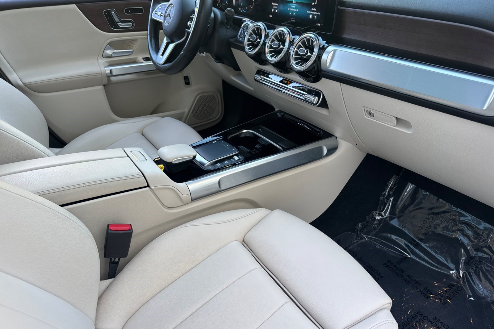 Used 2023 Mercedes-Benz GLB 250 w/ Premium Package image 34