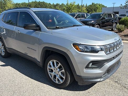 Used 2022 Jeep Compass Latitude AWD/4WD image 5