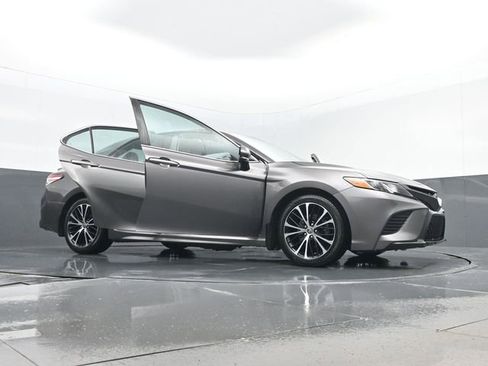 Used 2020 Toyota Camry SE w/ Cold Weather Package image 31
