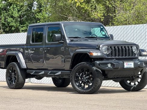 Used 2024 Jeep Gladiator Sport AWD/4WD image 2