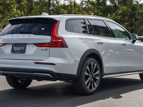 New 2025 Volvo V60 B5 Cross Country Ultra w/ Protection Package Premier image 6