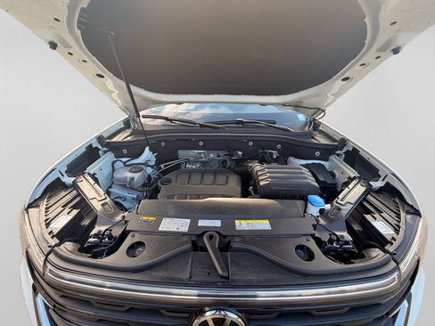 Used 2025 Volkswagen Atlas Cross Sport SE FWD image 34