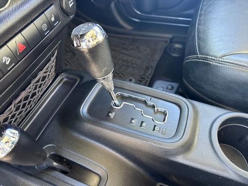 Used 2016 Jeep Wrangler Unlimited Rubicon image 16