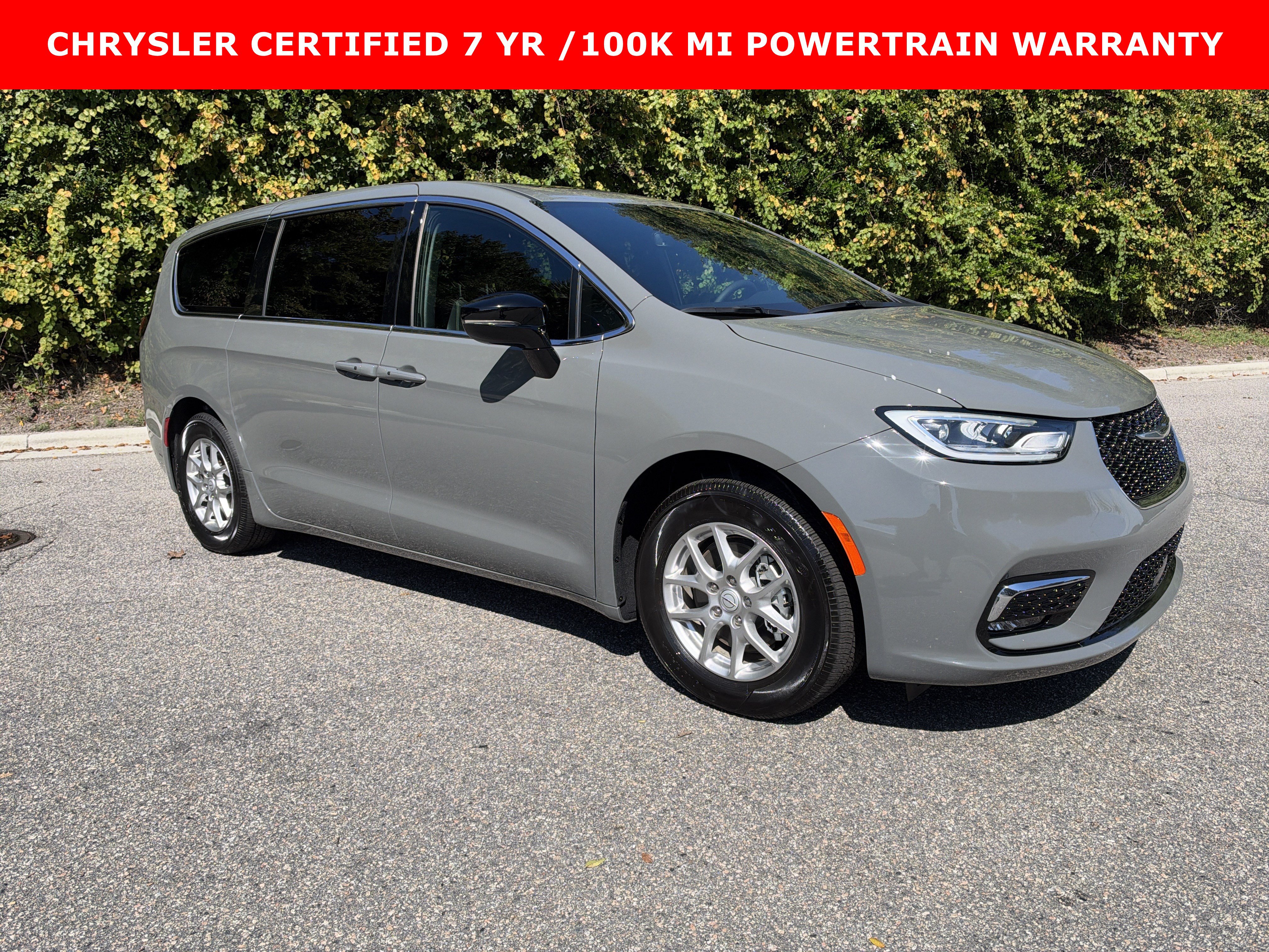 Used 2025 Chrysler Pacifica Select FWD image 2