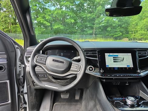 Used 2022 Jeep Wagoneer Series III w/ Premium Group I AWD/4WD image 16