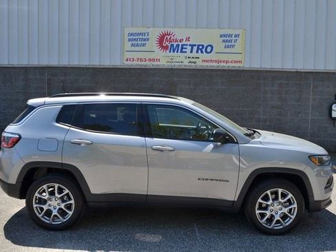 Used 2022 Jeep Compass Latitude w/ Sun and Sound Group AWD/4WD image 9
