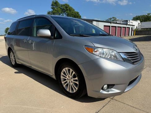 Used 2015 Toyota Sienna XLE FWD image 5
