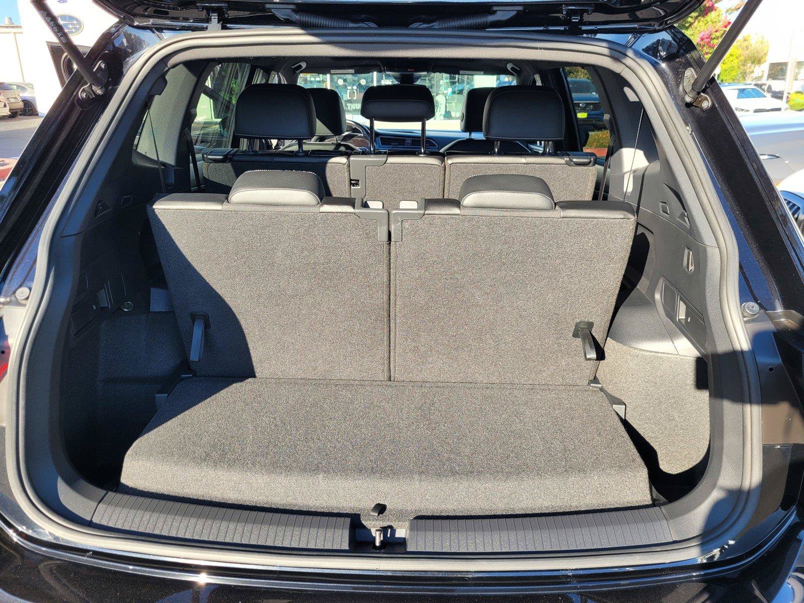 Certified 2023 Volkswagen Tiguan SE R-Line FWD image 36