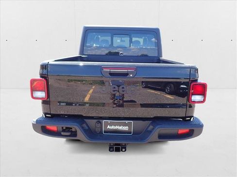 New 2025 Jeep Gladiator Sport image 3