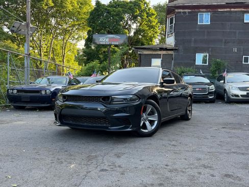 Used 2015 Dodge Charger SE w/ Sport Appearance Group RWD image 2