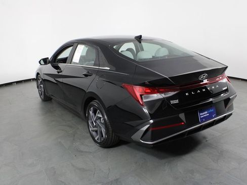 Certified 2025 Hyundai Elantra Limited image 4