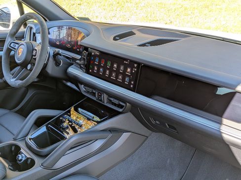 Certified 2025 Porsche Cayenne AWD/4WD image 25