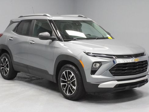 Used 2025 Chevrolet TrailBlazer LT w/ LT Cold Weather Package FWD image 1