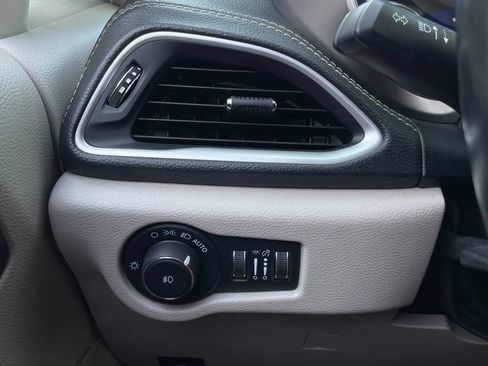 Used 2021 Chrysler Pacifica Touring-L FWD image 14