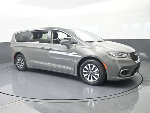 Used 2022 Chrysler Pacifica Touring-L FWD image 8