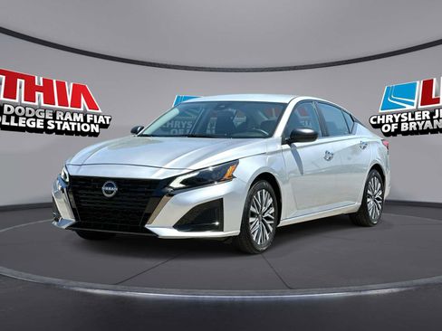 Used 2025 Nissan Altima 2.5 SV FWD image 1