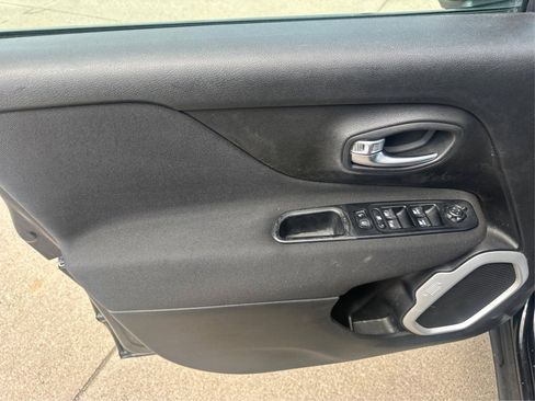 Used 2019 Jeep Renegade Latitude image 30