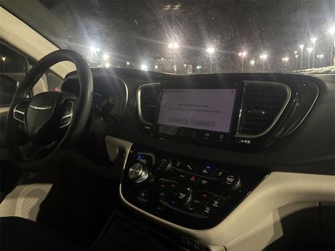 Used 2024 Chrysler Pacifica Touring-L image 17