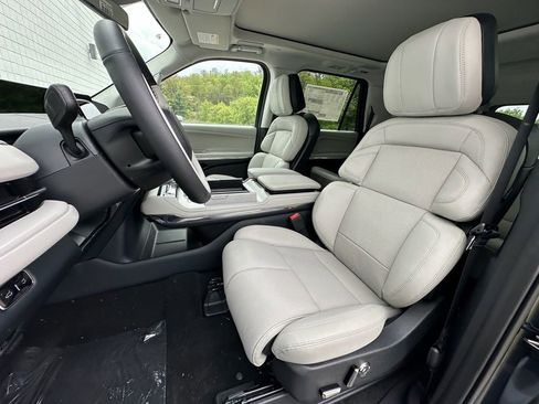 New 2026 Lincoln Navigator L Reserve AWD/4WD image 17
