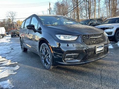 New 2026 Chrysler Pacifica Limited w/ S Appearance Package image 2