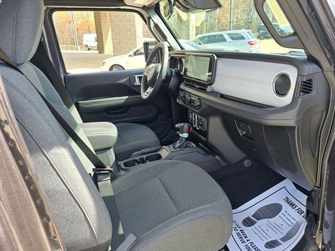 Used 2025 Jeep Wrangler Unlimited Sahara image 30
