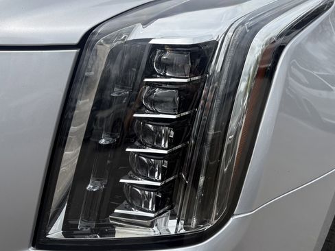 Used 2018 Cadillac Escalade Luxury image 6