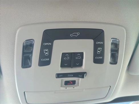 Used 2023 Toyota Sienna XLE w/ XLE Plus Package FWD image 22