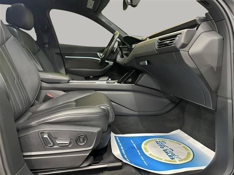 Used 2019 Audi e-tron Prestige w/ Prestige Package AWD/4WD image 14