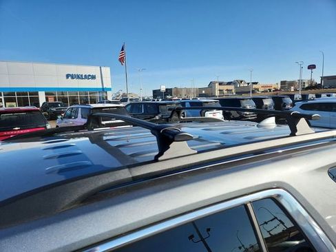 Used 2023 Chevrolet Traverse LT image 33