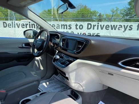Used 2020 Chrysler Voyager LX FWD image 17