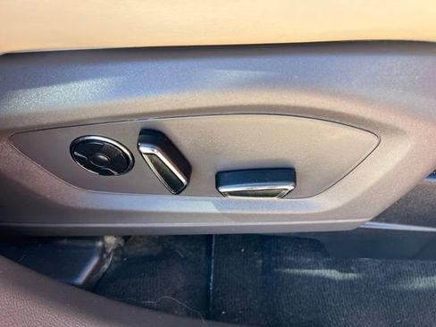 Used 2020 Ford Explorer Platinum w/ Premium Technology Package image 18