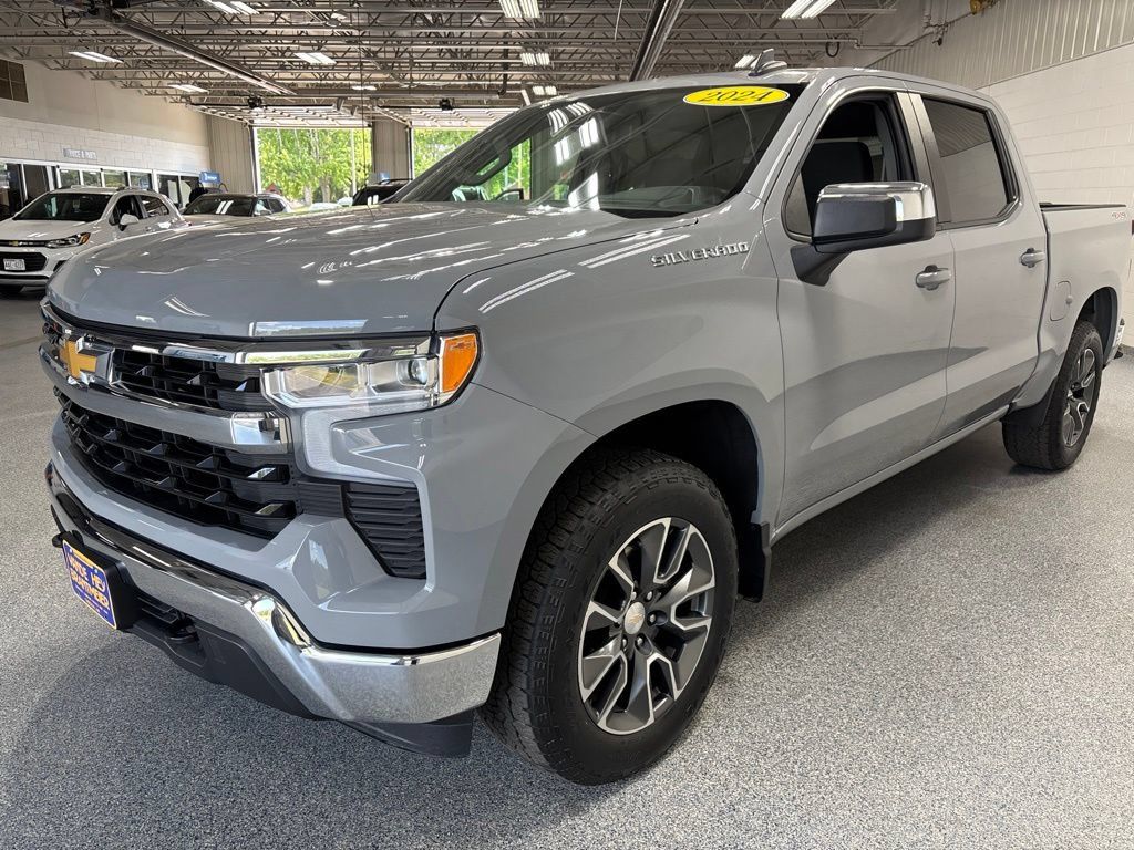Used 2024 Chevrolet Silverado 1500 LT AWD/4WD image 3