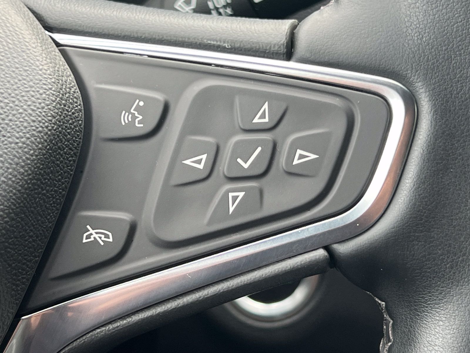 Used 2024 Chevrolet Equinox LT FWD image 19