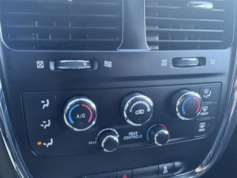 Used 2019 Dodge Grand Caravan SXT image 11