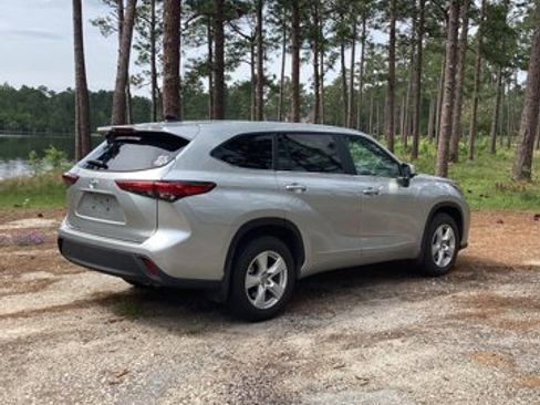 Used 2023 Toyota Highlander L image 4