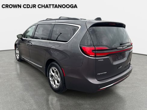 Used 2023 Chrysler Pacifica Limited image 3