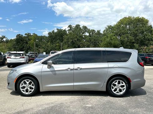 Used 2018 Chrysler Pacifica Touring Plus w/ Tire & Wheel Group FWD image 12