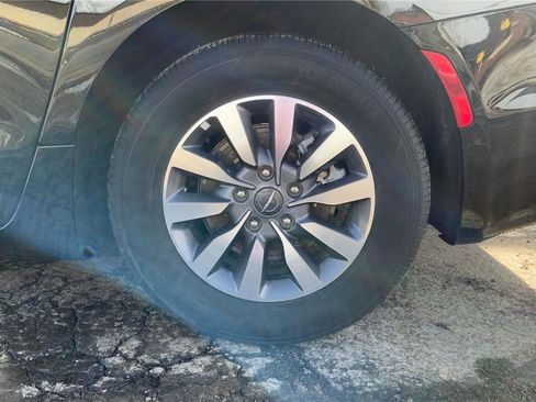Used 2024 Chrysler Pacifica Limited FWD image 29