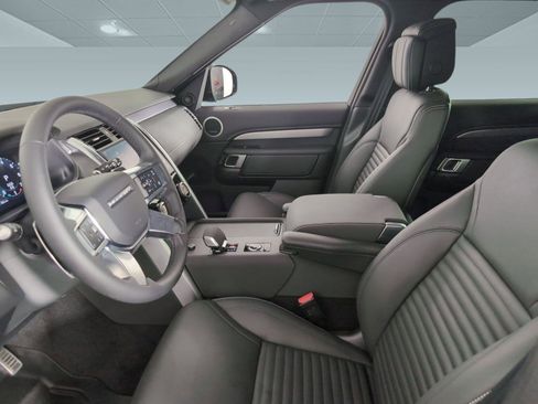 Certified 2025 Land Rover Discovery Dynamic SE image 3