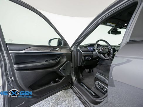 Used 2021 Jeep Grand Cherokee L Overland w/ Luxury Tech Group IV AWD/4WD image 9