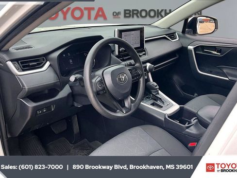 Used 2024 Toyota RAV4 XLE FWD image 12