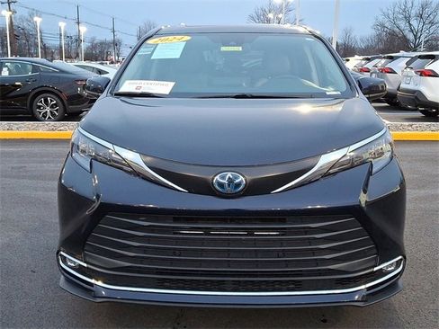 Used 2024 Toyota Sienna XLE image 3