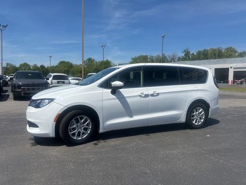 Used 2022 Chrysler Voyager LX FWD image 13
