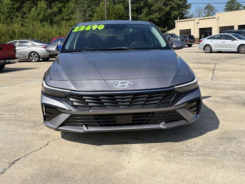 Certified 2025 Hyundai Elantra Limited FWD image 6