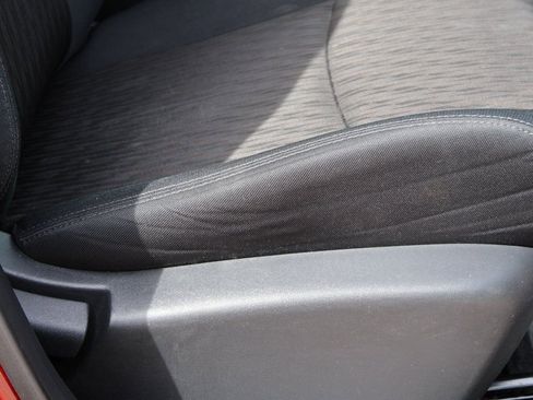 Used 2018 Nissan Rogue SV image 11