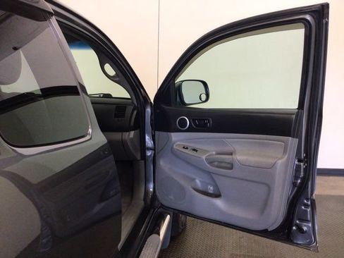 Used 2011 Toyota Tacoma 4x4 Access Cab V6 w/ TRD Sport Pkg image 15